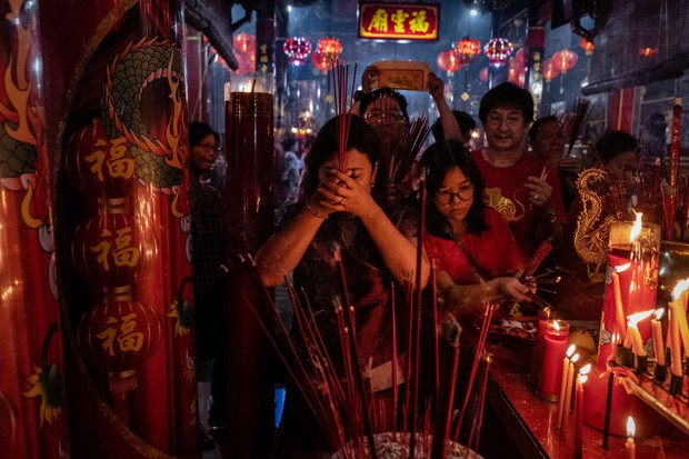 YOGYAKARTA, INDONESIA - JANUARY 24: People hold incense sticks as they pray during Lunar New Year's Eve celebrations at Fuk Ling Miau temple on January 24, 2020 in Yogyakarta, Indonesia. Chinese New Year, which falls on January 25th this year, is also kno (Foto: Getty Images)