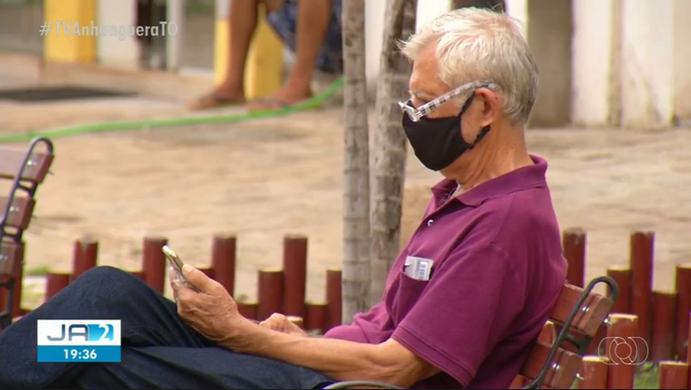 Morador utilizando internet móvel em Palmas — Foto: Reprodução/TV Anhanguera