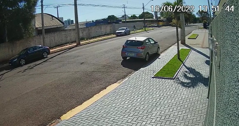 Pedestre escapa por pouco de ser atingida por carro em Cascavel — Foto: Reprodução/Câmera de segurança 