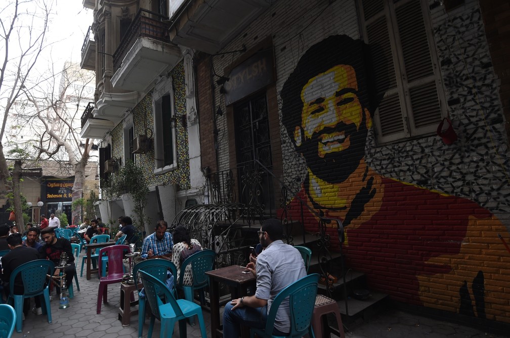 Detalhe de um café em Cairo, no Egito, onde Salah é idolatrado (Foto: FETHI BELAID / AFP)