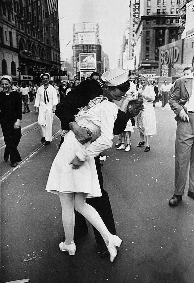 Foto do beijo pós-guerra faz 75 anos. Relembre a história do retrato  (Foto: Alfred Eisenstaedt)