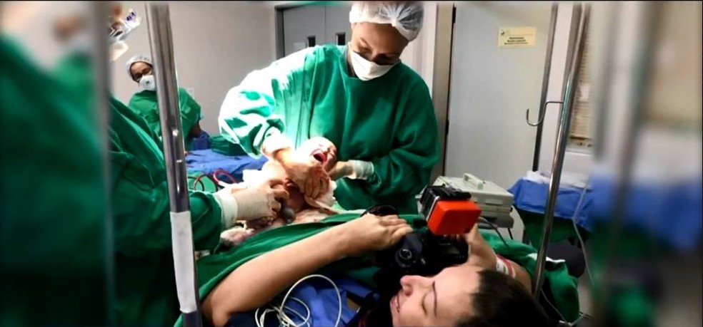 Fotógrafa de SC registra nascimento da própria filha — Foto: Reprodução/NSC TV