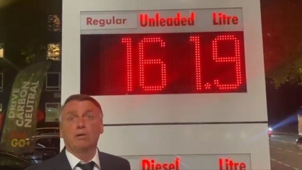 Em Londres, Bolsonaro postou vídeo dizendo que gasolina no Brasil era 'uma das mais baratas do mundo' — Foto: Reprodução Twitter via BBC