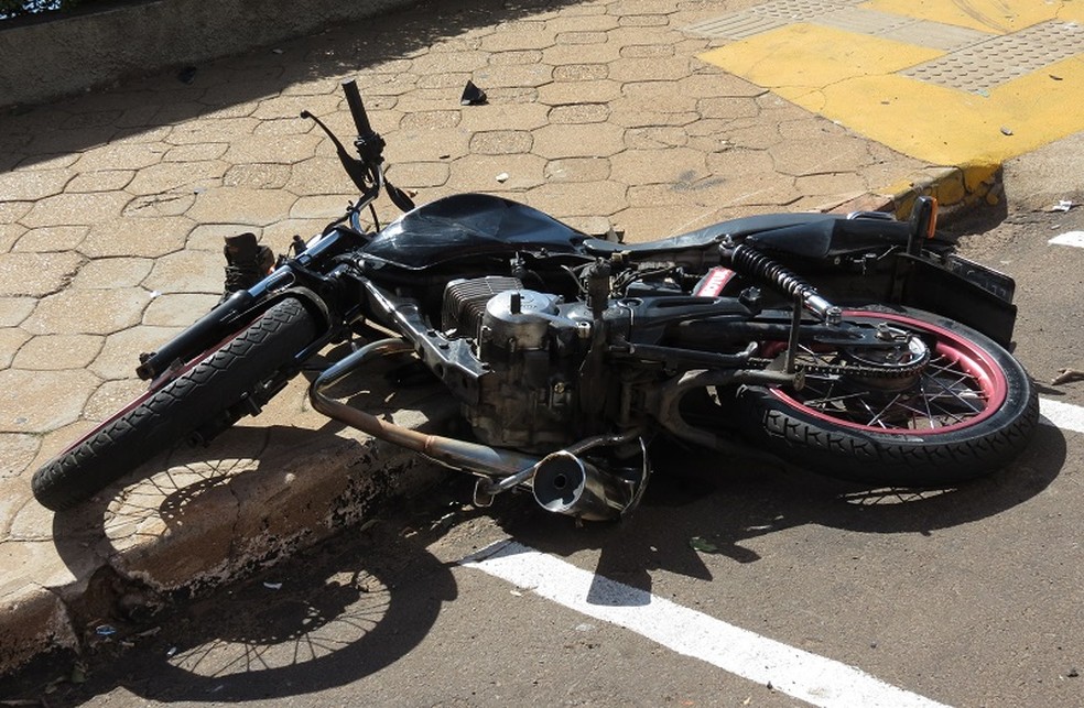 Motociclista bate em viatura policial em Dracena — Foto: Jorge Zanoni 