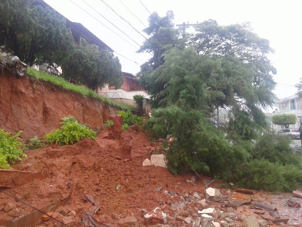 Alguns bairros apresentaram deslizamentos de terra (Foto: Prefeitura de Teófilo Otoni/Divulgação)