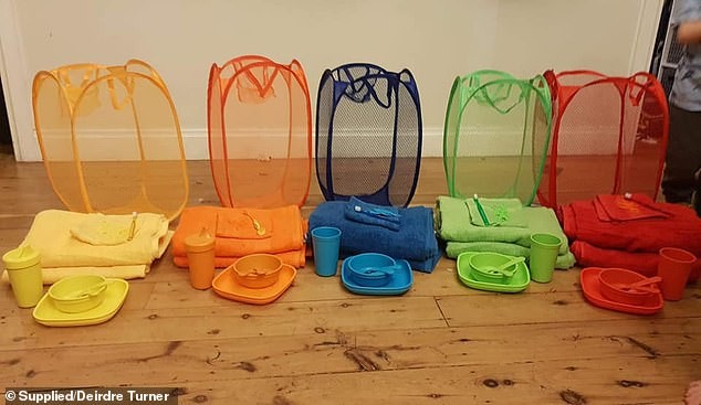 Mãe de cinco conta que cada filho tem seus objetos identificados por cores (Foto: Reprodução/Daily Mail)