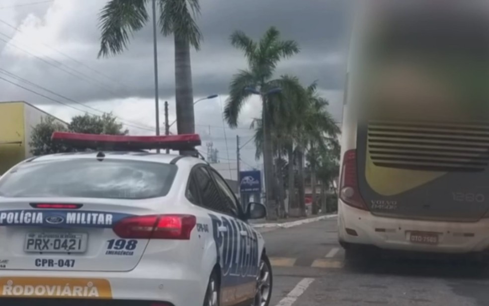 Polícia escolta ônibus que saiu do ES com destino a Caldas Novas, em Goiás — Foto: Reprodução/TV Anhanguera