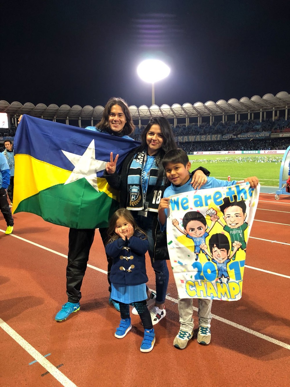 Esposa e filhos do jogador acompanharam a final do Campeonato JaponÃªs (Foto: Elsinho Ferreira/ arquivo pessoal)
