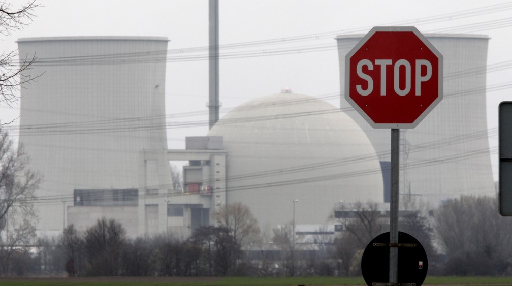 Usina nuclear de Biblis está entre as estações desativadas na Alemanha — Foto: Michael Probs/AP