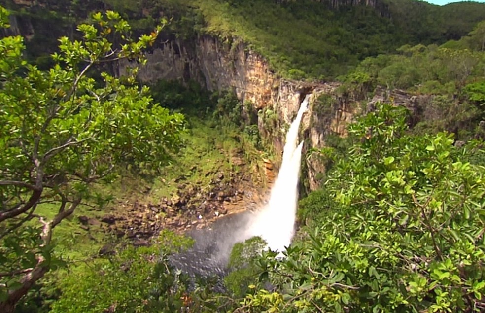 Cachoeira de 120 metros da Chapada dos Veadeiros — Foto: Reprodução/TV Anhanguera