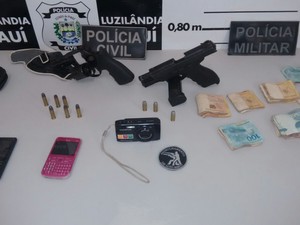 Dinheiro e arma de fogo foram apreendidos com quadrilha (Foto: Divulgação/Polícia Civil)