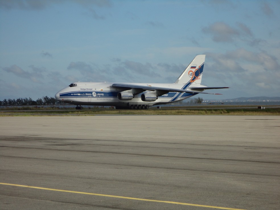 Com saída de Houston, nos Estados Unidos, o cargueiro Antonov AN-124-100 tem previsão de pouso em Cabo Frio (RJ) na tarde desta quinta — Foto: Divulgação Cabo Frio Airport