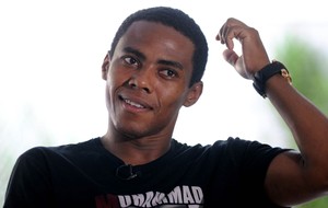 Elias está perto de acerto com time Mineiro, diz jornal português