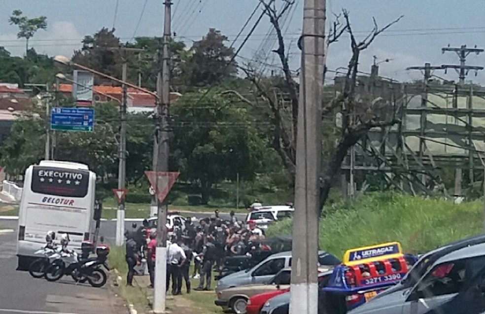 Ônibus com torcedores foi apreendido pela Polícia Militar em Itapetininga (Foto: Arquivo Pessoal/Samuel Pereira)