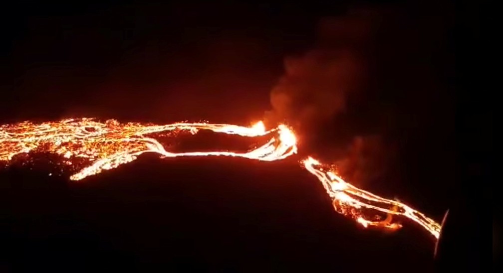 Vulcão Fagradalsfjall em erupção na Islândia nesta sexta-feira (19) — Foto:  Icelandic Meteorological Office (IMO)/via REUTERS