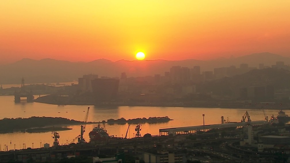 Sol nasce no Rio, visto da Zona Portuária — Foto: Reprodução/TV Globo