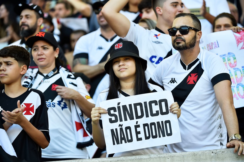 Torcedora protesta contra obje&ccedil;&atilde;o de Flamengo e Fluminense a jogo do Vasco no Maracan&atilde; &mdash; Foto: Andr&eacute; Dur&atilde;o