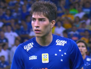 Lucas Silva em ação pelo Cruzeiro na partida contra o Palmeiras (Foto: Reprodução/Premiere)