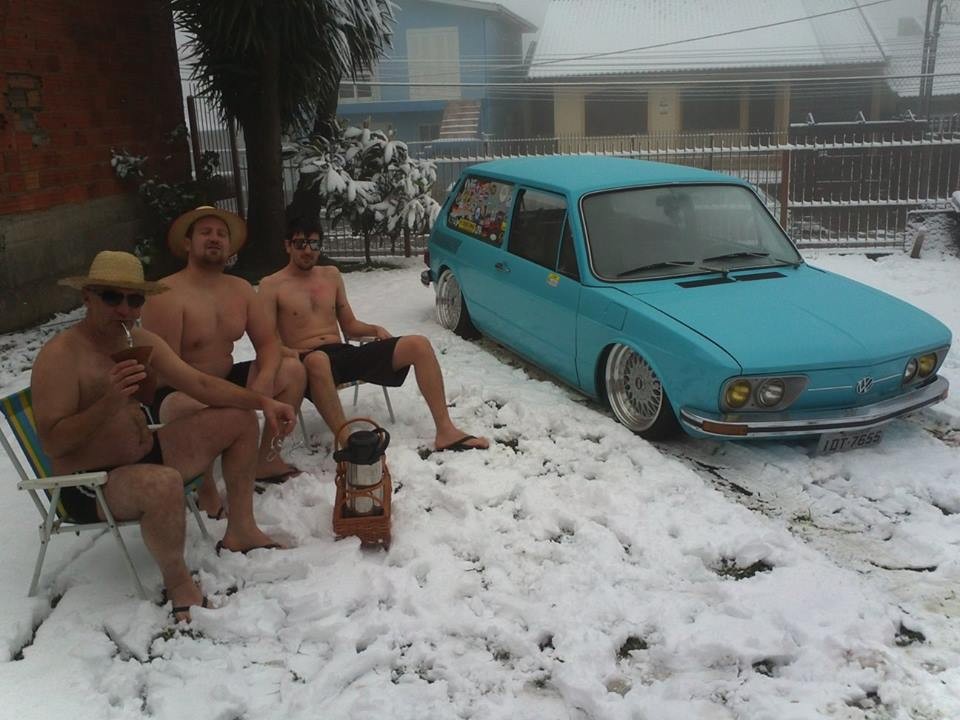 Trio fica famoso após foto só de calção na neve (Foto: Arquivo Pessoal)
