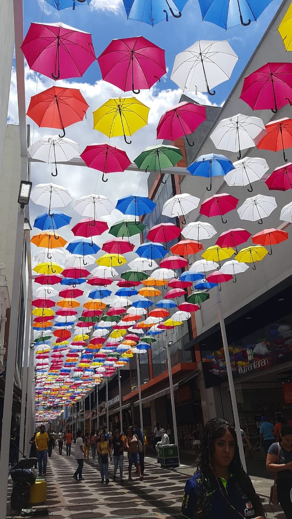 Calçadão da 13 de Maio em Campinas ganha decoração com guarda-chuvas coloridos — Foto: Bianca Rosa/EPTV