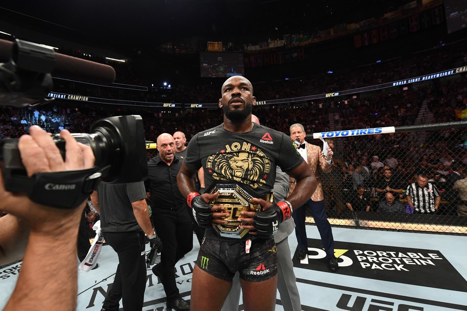 Jon Jones rasga elogios a Thiago Marreta e brinca: 