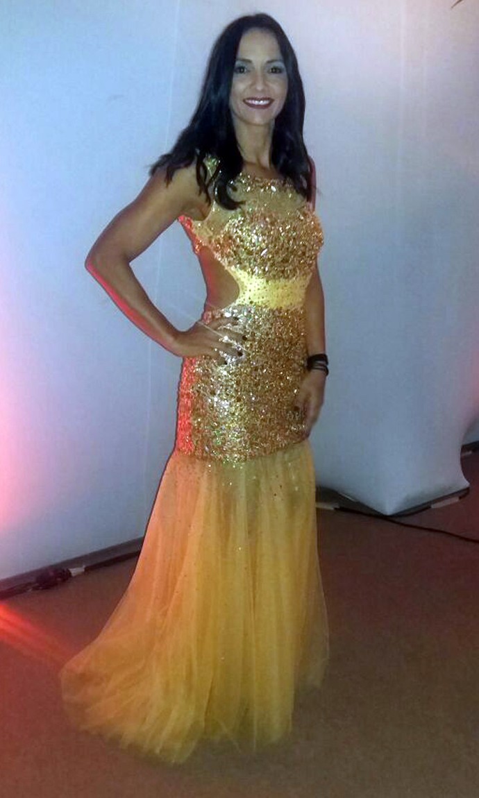 Marinalva escolheu um vestido amarelo com pedrarias (Foto: Raquel Gonzales/Gshow)