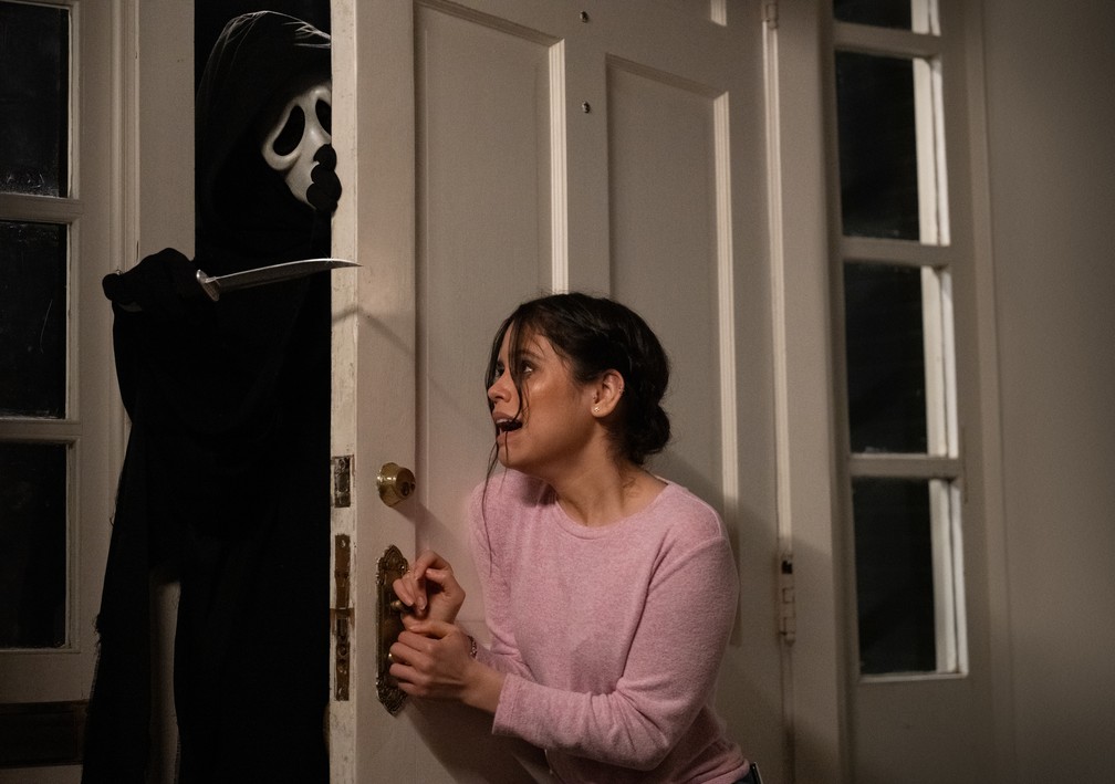 Ghostface e Jenna Ortega em cena do novo 'Pânico' — Foto: Divulgação