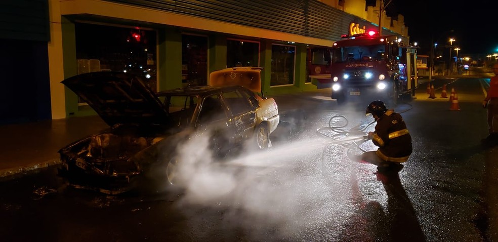 Bombeiros foram acionados para combater as chamas no carro em Marília — Foto: Corpo de Bombeiros/ Divulgação 