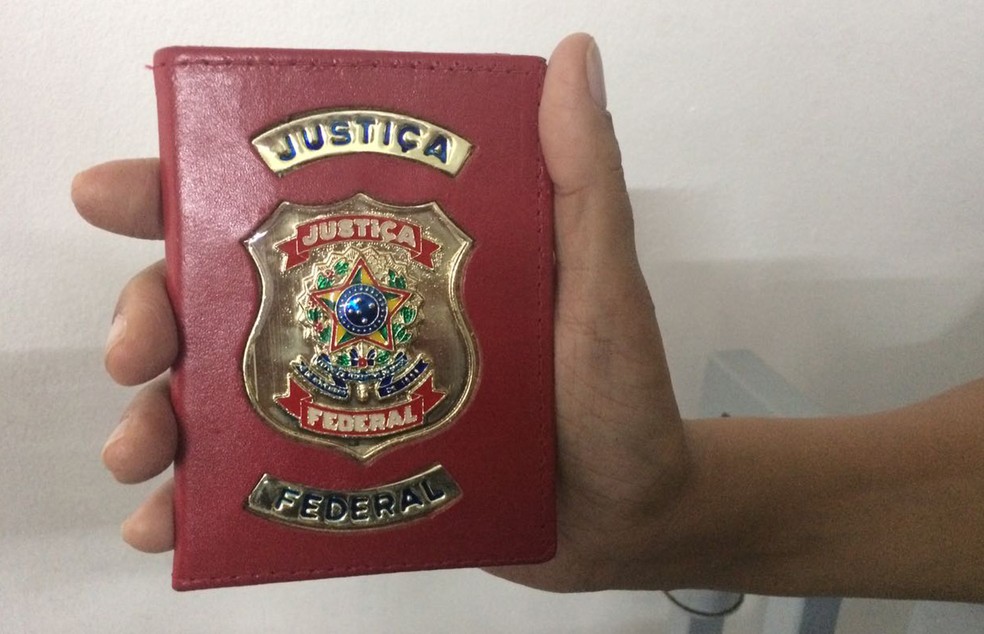Carteira usada por falso policial federal preso por suspeita de roubo e estupro (Foto: Glauco Araújo/G1)