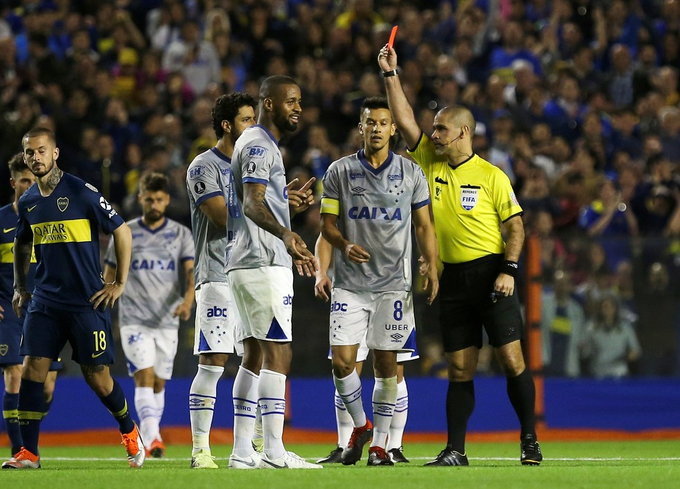 Dedé foi expulso no jogo de ida contra o Boca — Foto: REUTERS/Agustin Marcarian