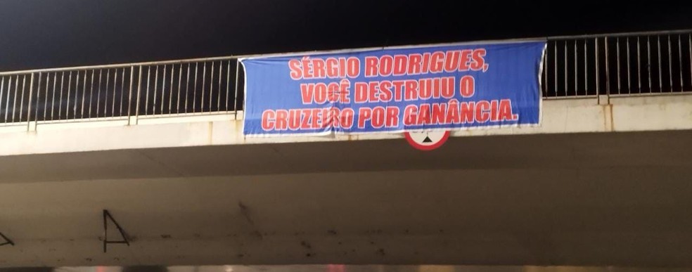 Faixa em protesto contra o presidente Sérgio Santos Rodrigues — Foto: Reprodução/ Internet