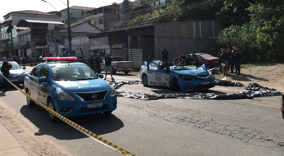 Viatura bateu na traseira de caminhão, capotou e atingiu outro veículo que vinha no sentido oposto na RJ-116 em Nova Friburgo — Foto: Barney Campos/Inter TV
