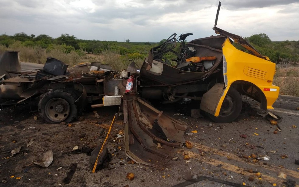 Bandidos armados atacam e explodem carro-forte em rodovia do norte da Bahia — Foto: Kris Lima/TV São Francisco