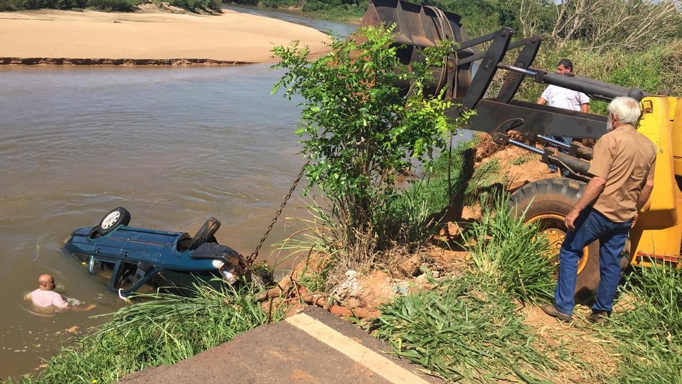 Em novembro de 2018 um carro caiu no Rio Santo Anastácio e um trator foi usado para retirar o carro da água — Foto: Paula Sieplin/TV Fronteira