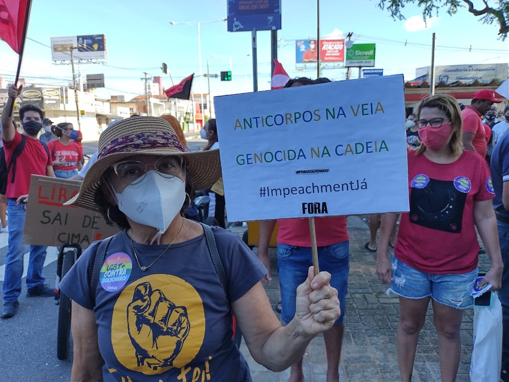 Manifestantes protestam contra Bolsonaro e a favor da vacina em Natal — Foto: Lucas Cortez/Inter TV Cabugi