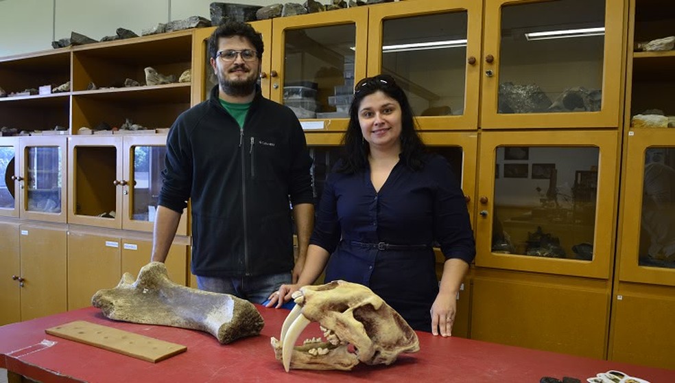 Heitor e Paula encontraram pegadas de animal pre-histórico, e agora querem prosseguir estudos  — Foto: Fernando Halal/FURG