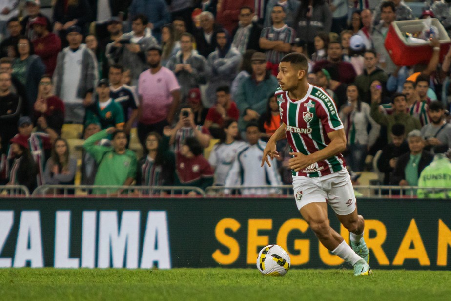 Após febre, André treina com Fluminense no CT e aumenta chance de enfrentar o Corinthians 