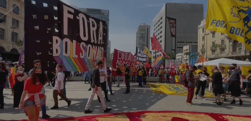 Ato contra o presidente Bolsonaro no Centro de SP — Foto: Reprodução/TV Globo