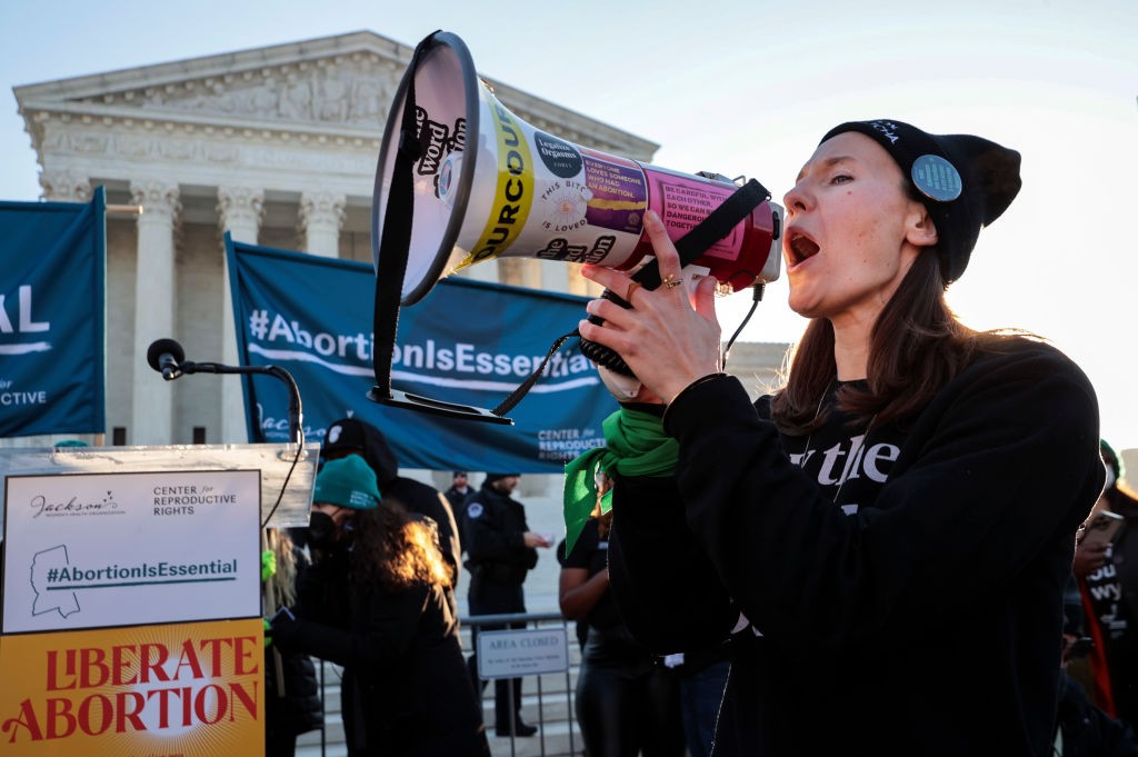 Mulher protesta diante da Suprema Corte americana antes do julgamento que definirá a legislação sobre o aborto legal nos EUA (Foto: Chip Somodevilla/Getty Images)