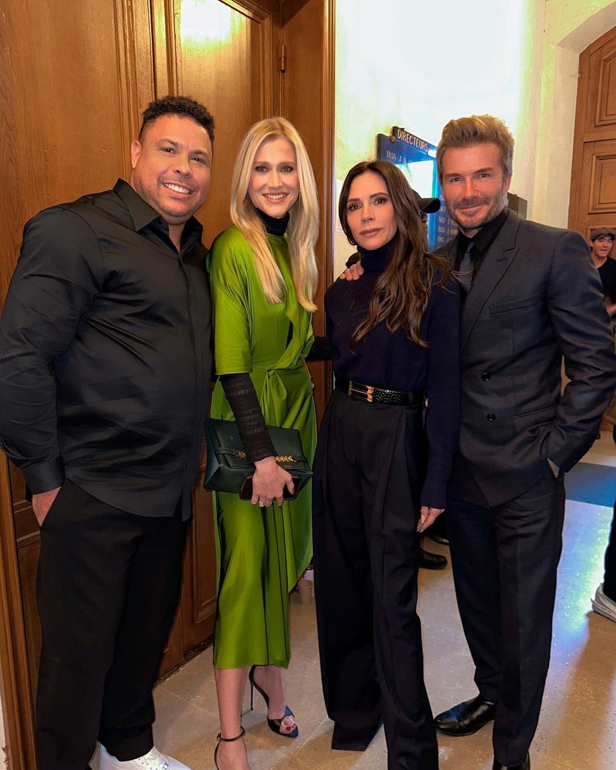 Ronaldo e Celina Locks posam ao lado de David e Victoria Beckham