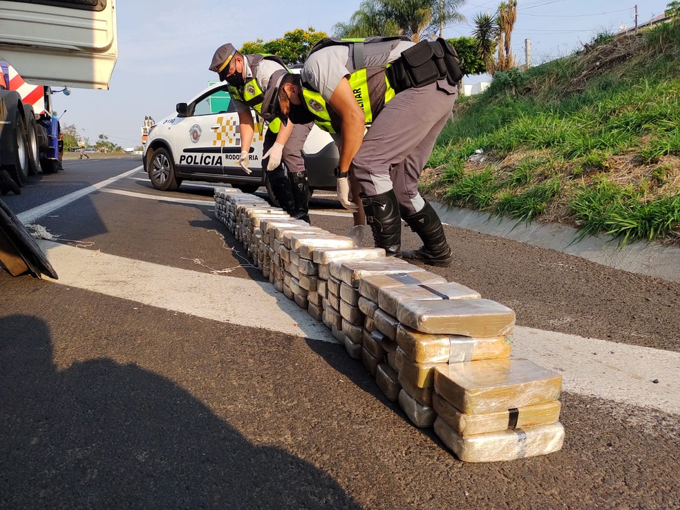 Motorista foi flagrado com drogas após se envolver em uma batida em Marília  — Foto: Divulgação/PM Rodoviária 