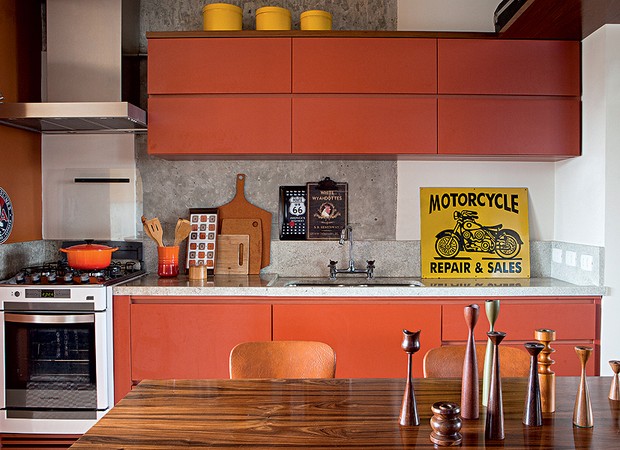 Parede e marcenaria laranja alegram a cozinha, de arquitetura rústica e masculina. Projeto do arquiteto Gustavo Calazans (Foto: Lufe Gomes/Editora Globo)