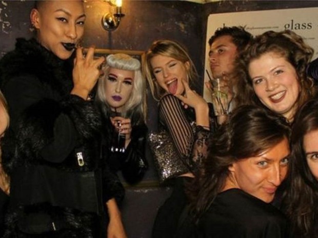  Evie (segunda à dir.) em uma festa com amigos, dos quais apenas reconhece um (Foto: Evie Prichard/BBC)