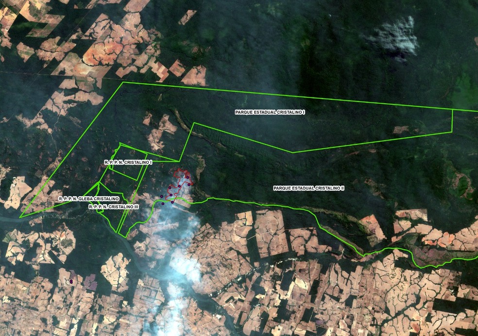 Imagem de satélite mostra focos de incêndio na área do parque.  — Foto: Corpo de Bombeiros/Cedida