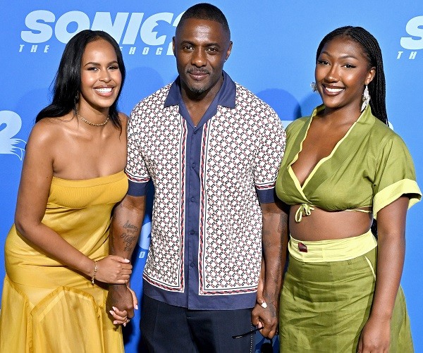 O ator Idris Elba ladeado pela esposa, Sabrina Elba, e a filha, Isan Elba, na première de Sonic 2 - O Filme (2022), em Los Angeles (Foto: Getty Images)