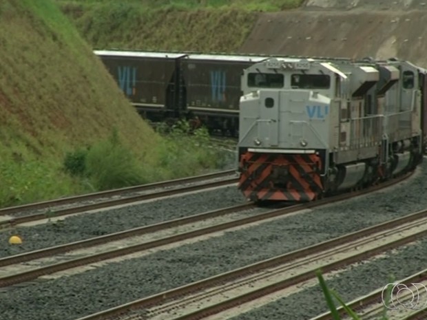 Trem parte de Goiás para o Maranhão pela Ferrovia Norte-Sul (Foto: Reprodução/ TV Anhanguera)