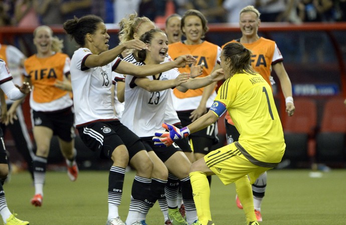 Nadine Angerer é festejada pelas companheiras, Alemanha x França Mundial feminino (Foto: Agência Reuters)