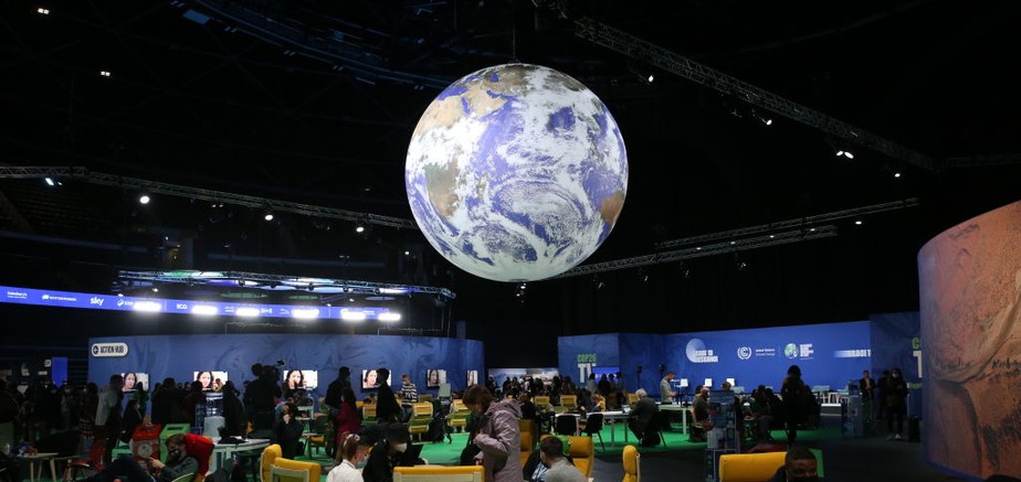 Reprodução do globo terrestre visível em área interna do Scottish Event Campus, onde a 26ª Conferência das Nações Unidas sobre Mudança Climática (COP26) é realizada em Glasgow, Reino Unido