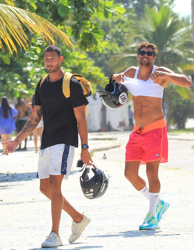 Felipe Roque e João Zoli (de shorts branco) curtem praia no Rio de Janeiro (Foto: Fabricio Pioyani/AgNews)