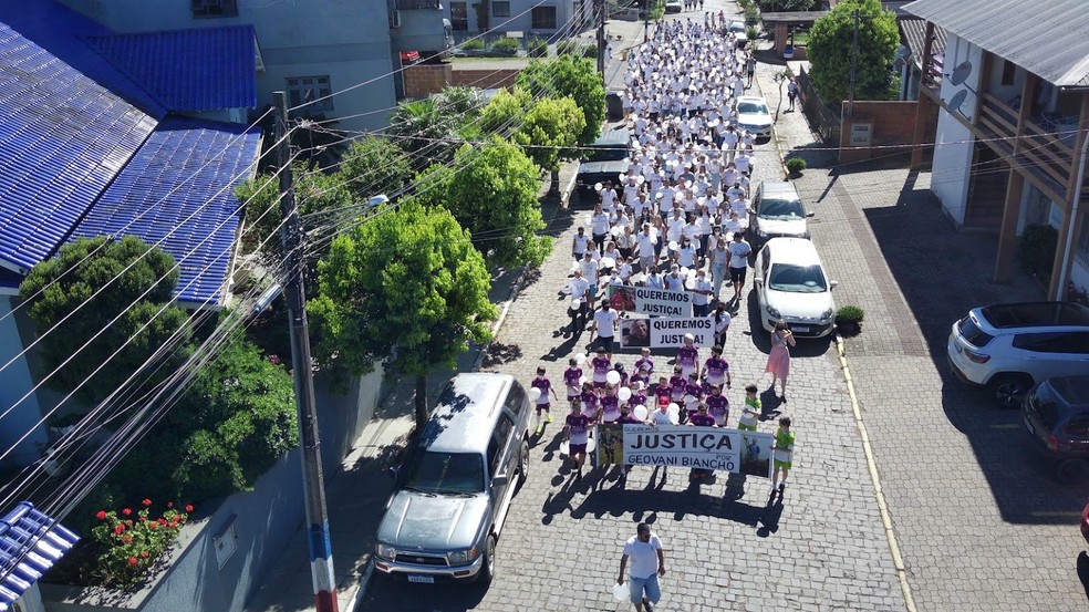 Grupo caminhou por ruas de Barão, no RS — Foto: Otavio Lamb/Divulgação